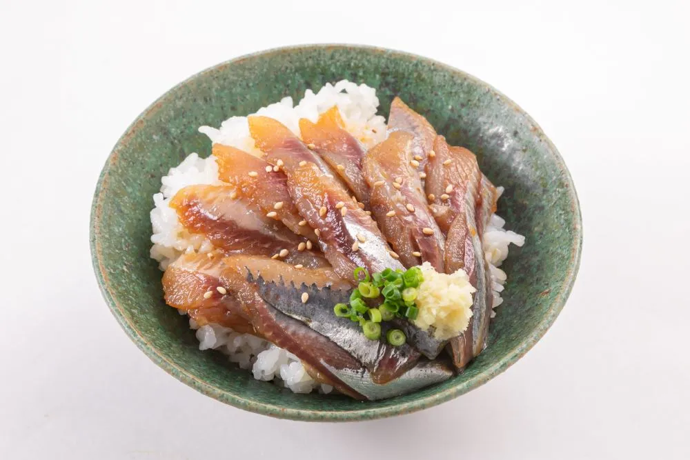 いわし漬け丼の具をご飯に盛り付けたイメージ